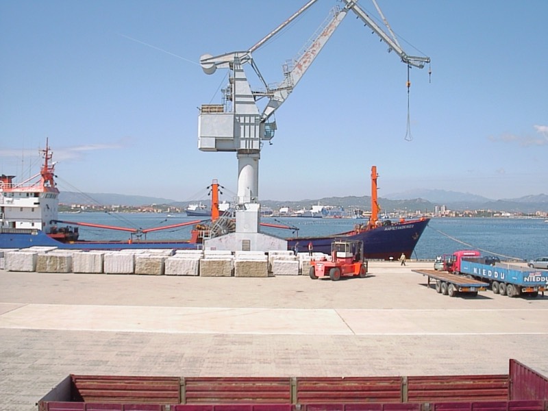 Gru portuale per carico e scarico merci - logistica portuale Olbia Sardegna